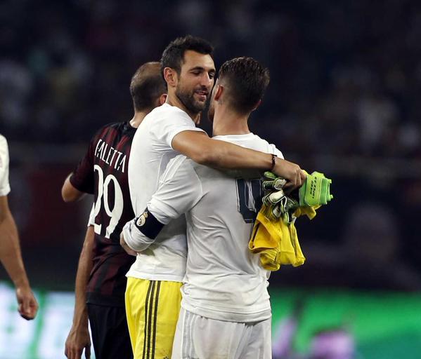DiegoLopezCF's tweet photo. Diego Lopez y @SergioRamos dandose un abrazo http://t.co/JDKbgLajyq