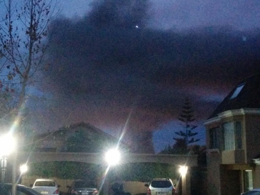 "<a href="/Bomba_Decima/">Bomba España CBS</a>: Informan de fuego en fábrica de muebles, Larraín-Carlos Ossandón en La Reina /Así se ve desde Gales