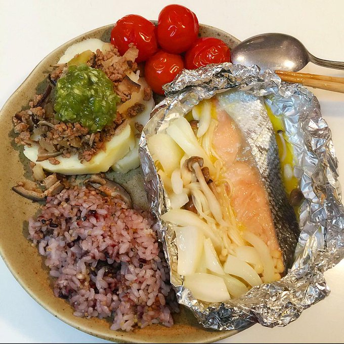 何としても一枚のお皿に乗っけたい！！洗い物を最小限にしたがる癖。。 http://t.co/yKcUGug43e