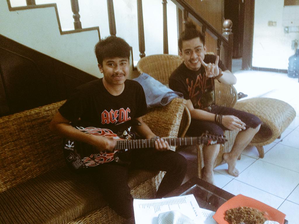 hellprint's tweet photo. Sesi recording kompilasi #WestJavaInvasion di @Kana_Musik with @waregpisan band perwakilan Kab.Bandung @Walkerthrash http://t.co/RGn3T5xJzC