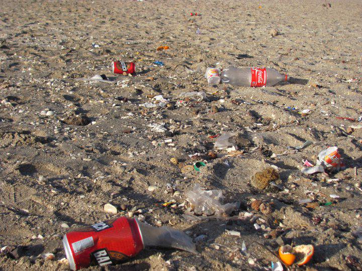 guardiacivil's tweet photo. #MundoCívico El estado de la arena de la playa depende de que los bañistas no se dejen la basura. ¡BASTA YA!. http://t.co/0tBNdOHSOV