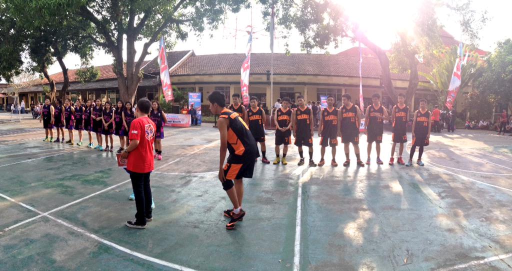 DBL_WestNusa's tweet photo. Para jagoan @OsisSmansaMTR langsung dipanggil ke tgh lapangan! Nih kenalin mereka yg siap tanding di #HondaDBL2015!! http://t.co/FG2K9k38cI