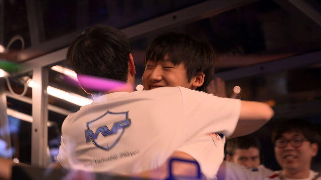 DOTA2's tweet photo. Day 1, #TI5 Main Event photo recap: http://t.co/pQWMjP6jMM