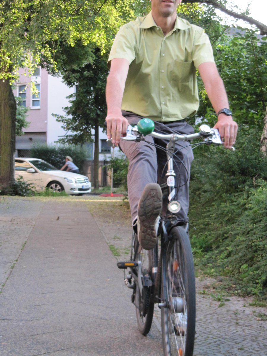 YogaCycling's tweet photo. Nächstes kostenloses Schnuppertraining am 6.8., 8 Uhr, Brandenburger Tor. #FahrradYoga #Yoga https://t.co/LAA5v2UXKc http://t.co/iYT6xtZYNw