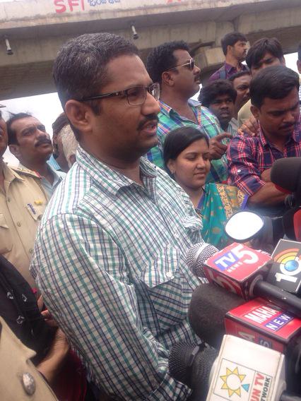 umasudhir's tweet image. Released prof says sheikh, boss of those who captured even brought his footwear for #Lakshmikant to wear