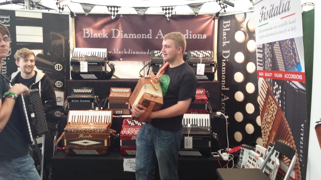 TimViolins's tweet photo. @sidmouthfolk @BDAccordions MusicRoom, Kendall guitars open all day http://t.co/eckV1n1TAH