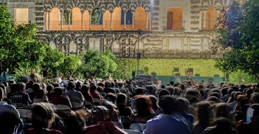 Seviocio's tweet photo. El Real Alcázar se llena de música durante las noches veraniegas. http://t.co/3VFjKtKqOY
#TDSCultura #Sevillahoy http://t.co/4cdc4XHQIW