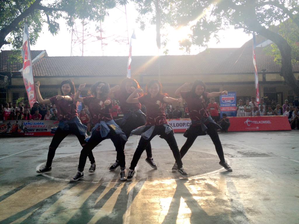 DBL_WestNusa's tweet photo. Wooww seketika heboh saat tim #ZooMeeUBSDanceCompetition dari @OsisSmansaMTR beraksi di tgh lapangan!! #HondaDBL2015 http://t.co/CtqjZ96dBm