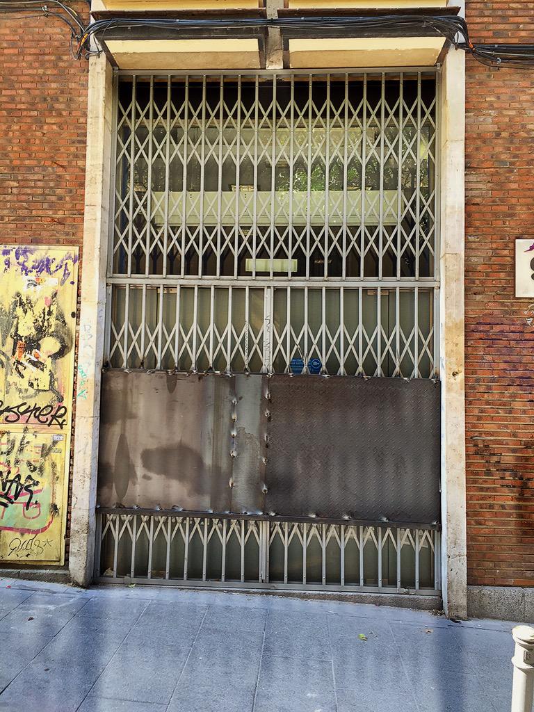 juancarlosmohr's tweet photo. Puerta "tapiada" pancartas quitadas y el @patiomaravillas cerrado ( ya la calle abierta y sin policía ) http://t.co/9MS7ntvMHz