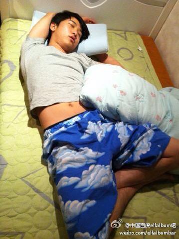relatablesuju's tweet photo. when it's too hot and you struggle finding a good position to sleep so you end up like http://t.co/qczlrmdVEN