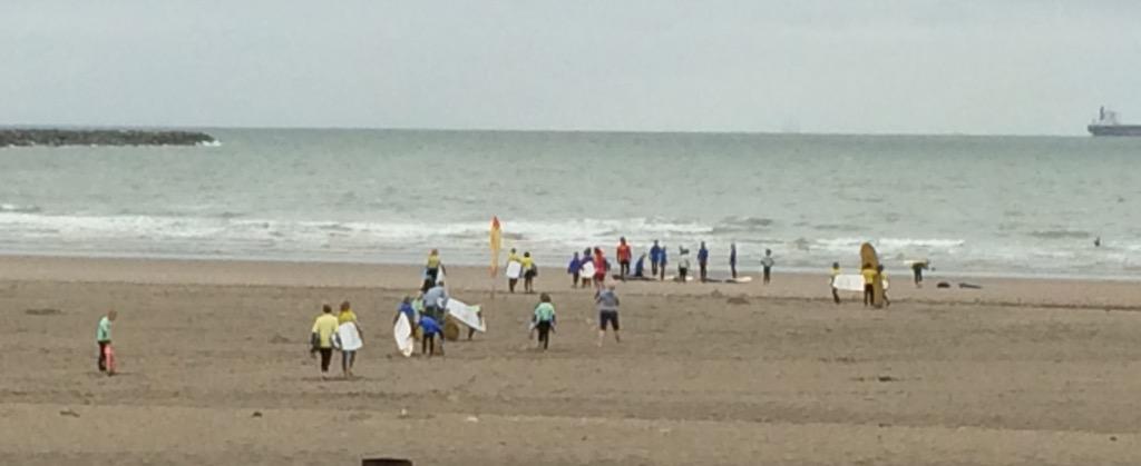 Dag 2 <a href="/OzlinesSurf/">Ozlines Surf</a>... Heb onze bink nog nooit zó blij naar het strand zien gaan! #vakantie #surfkamp #fun #friends