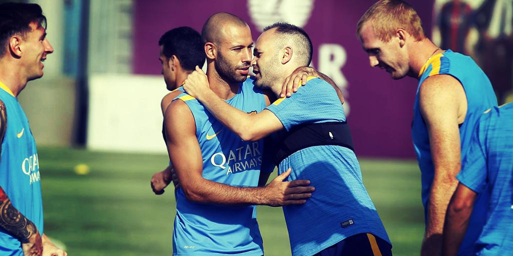 FCBarcelona_cat's tweet photo. [FOTO] Així ha donat la benvinguda @andresiniesta8 a @Mascherano, nou capità del Barça 2015-16 #FCBCaptains http://t.co/KO3Y6y7iSC