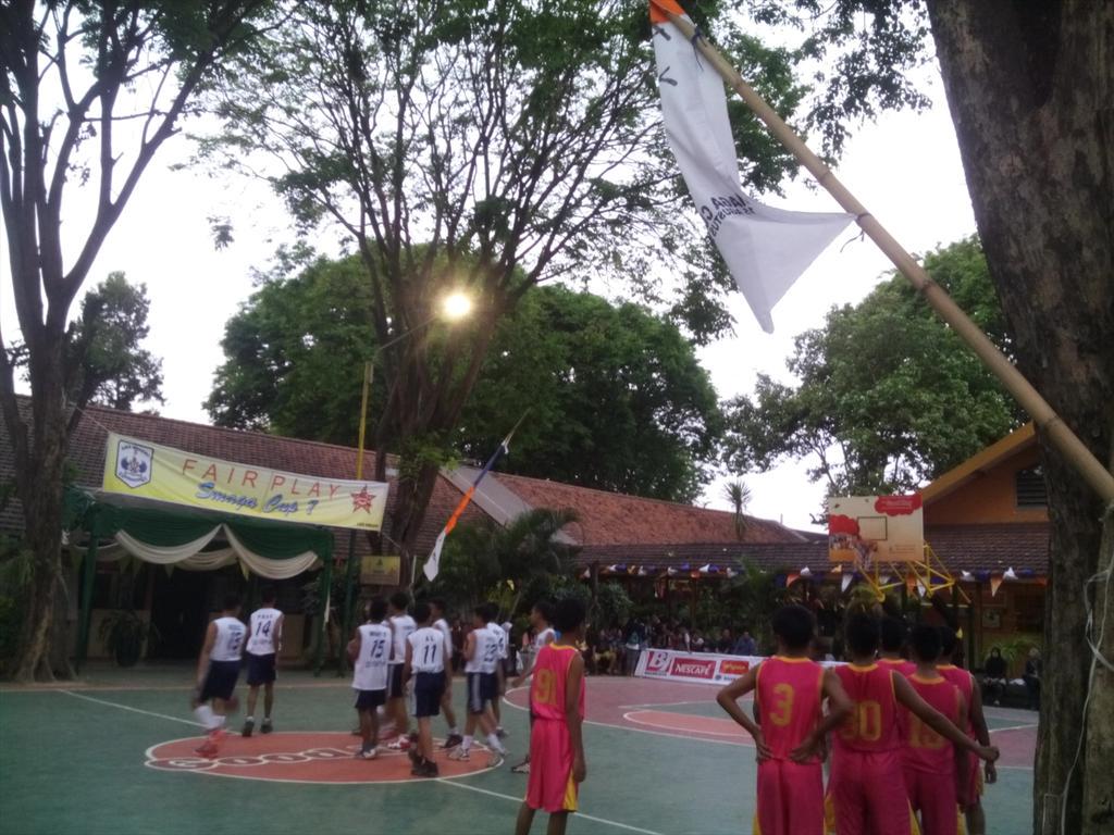 Skrg tim basket putra SMP 1 Pasuruan vs SMP 1 Gondangwetan yg tanding di Smaga Cup <a href="/osissmagapas/">OSIS SMAN 3 PASURUAN</a> . Pemanasan dulu~