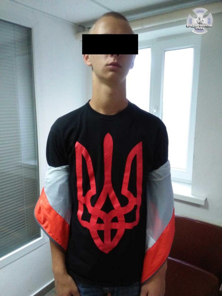 В #Крым'у задержали украинца за то, что он носил герб Украины. 

Фото: apravda.com/content/v-krym…
