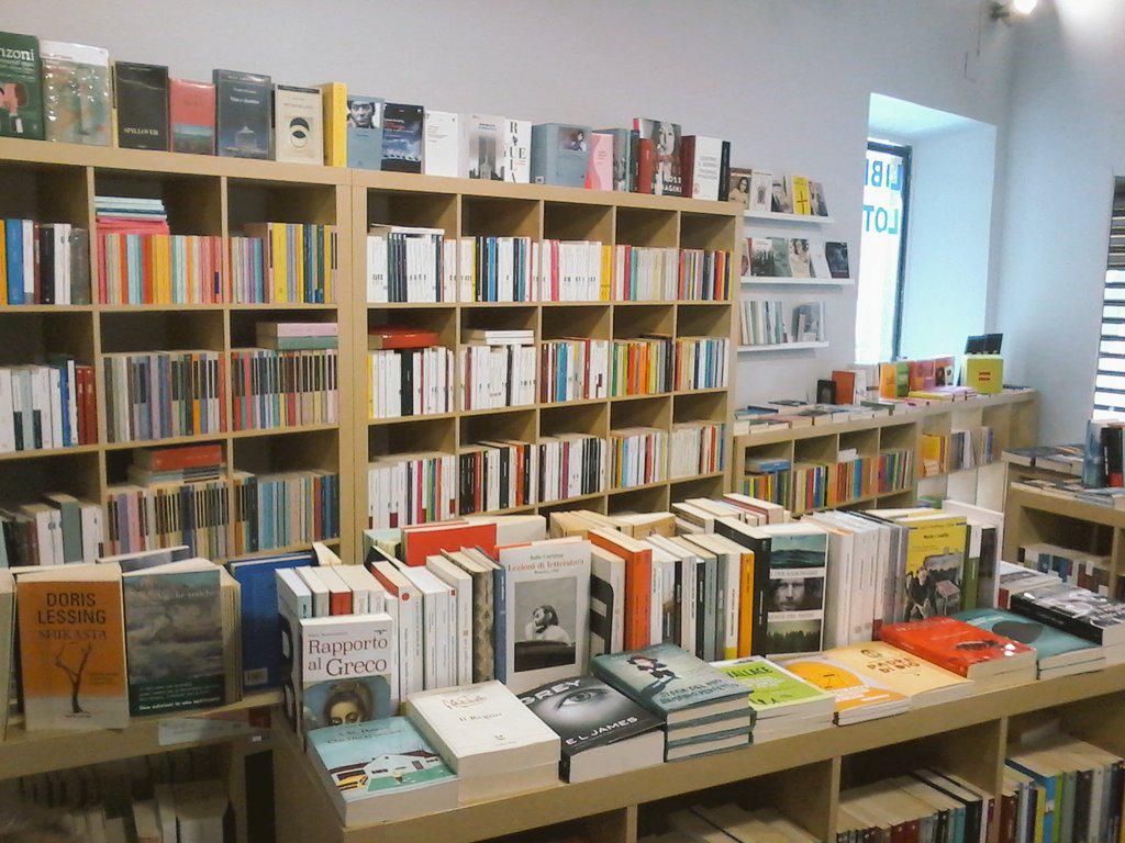 ModusvivendiB's tweet photo. Libraio in trasferta alla #Lotto49 di #Frascati, #libreria #altrocheamazon @CasaLettori @minimumfax @edizioniSUR http://t.co/KlSbko9yjO