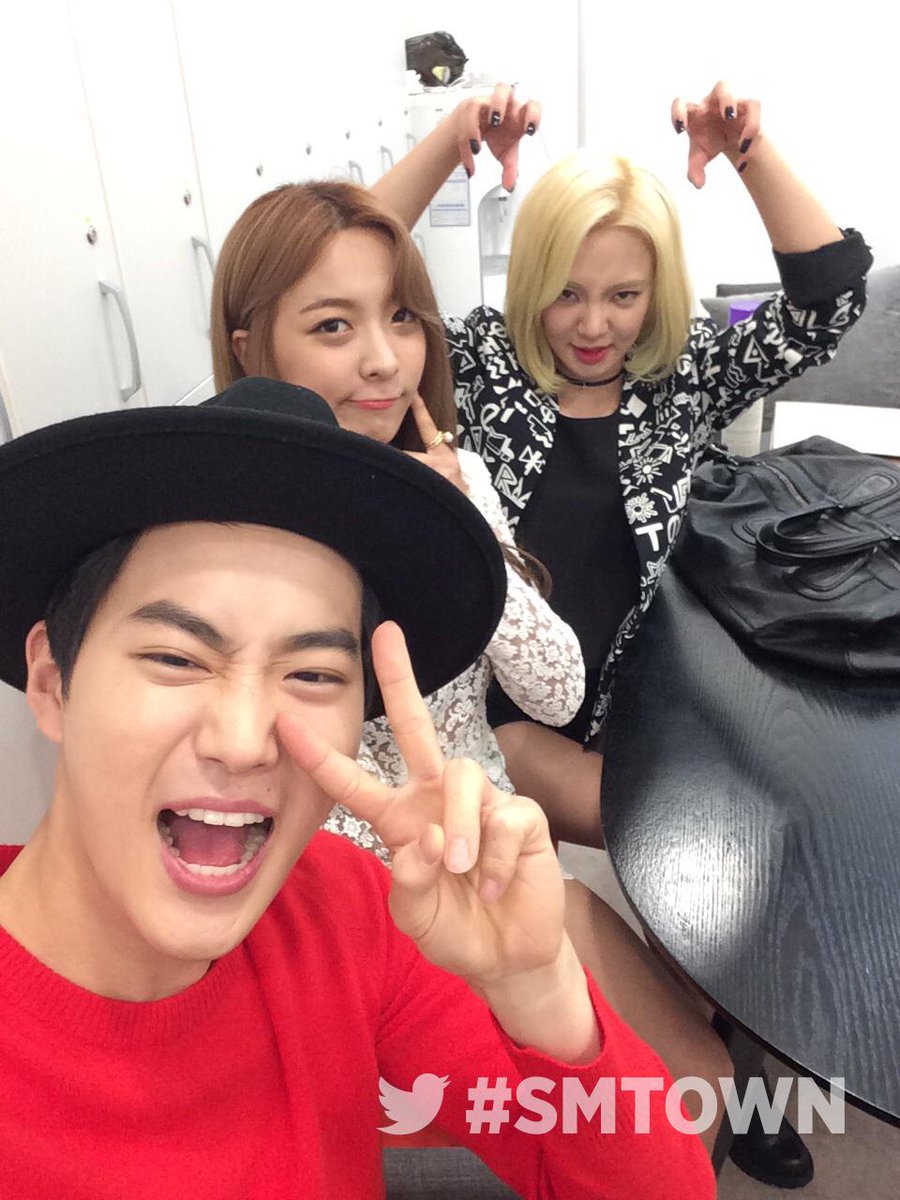 [PIC][04-08-2015]HyoYeon tham dự buổi ra mắt "2015 SMTOWN SCREEN SHOW in SEOUL" tại SMTown Coex Artium vào hôm nay CLjxX5kUsAEF4xm