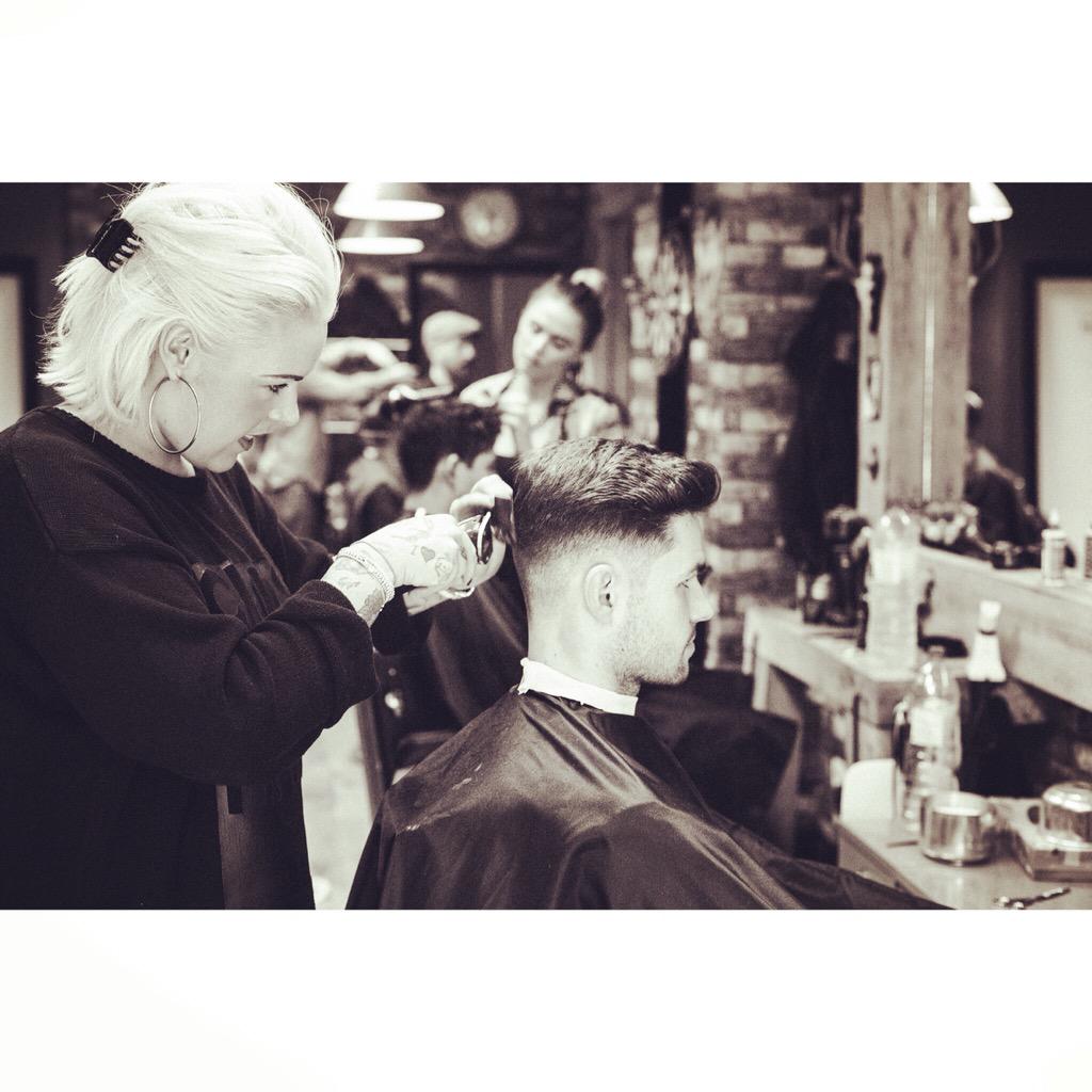 BucksBarbers's tweet photo. Faye doing her barber thing..... 👌🏻😏💈 #barber #barbershop #London #barbers #fade #shoreditch ✂️ http://t.co/PRopK4zXjc