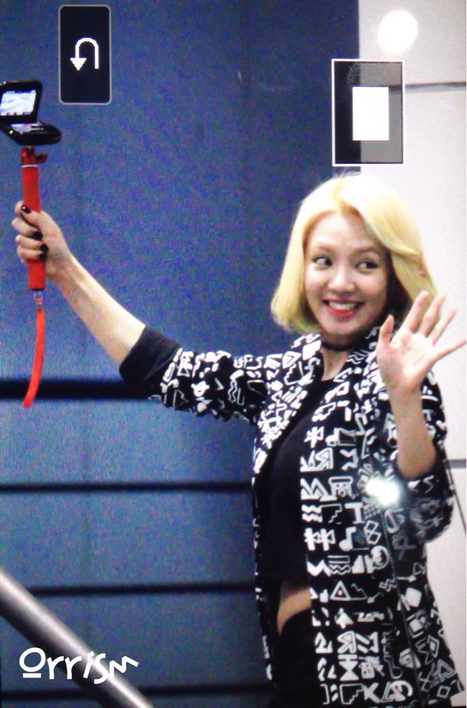 [PIC][04-08-2015]HyoYeon tham dự buổi ra mắt "2015 SMTOWN SCREEN SHOW in SEOUL" tại SMTown Coex Artium vào hôm nay CLjzXqiVEAAzslT