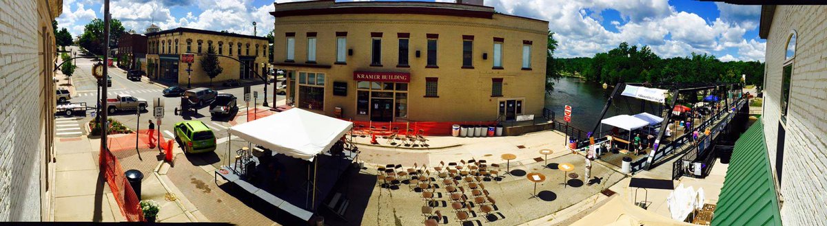 #BeerOnBridge setup. Thank you <a href="/ImaBeerHound/">I'm a Beer Hound</a> , <a href="/QuarterlineFILM/">Quarterline Media</a> and EVERY1 who helped make history on the bridge