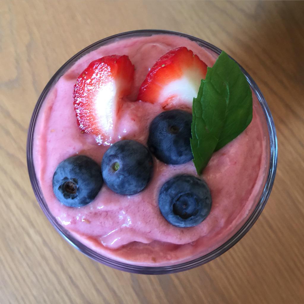 theruthnicholas's tweet photo. When your smoothie has to be eaten with a spoon #CleanEatingProbs http://t.co/onEGsCvSjp
