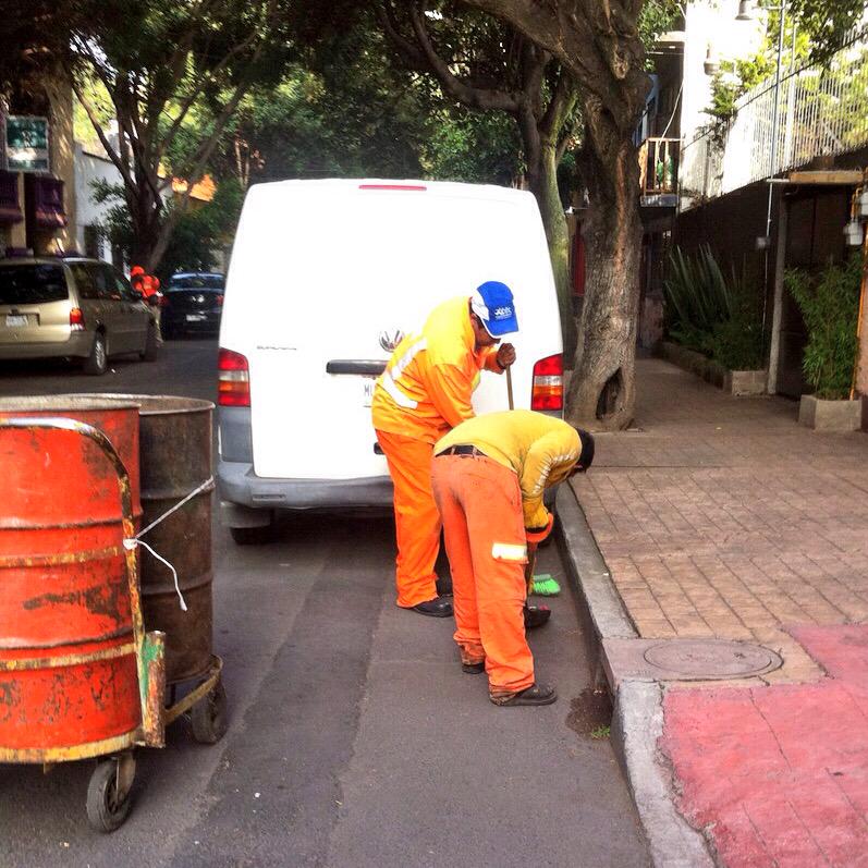 SUrbanosMH's tweet photo. Barrido manual y retiro de gallardetes en el Parque Diana y calles aledañas, colonia Tacuba, @delegacionMH: http://t.co/FdiTcLx915