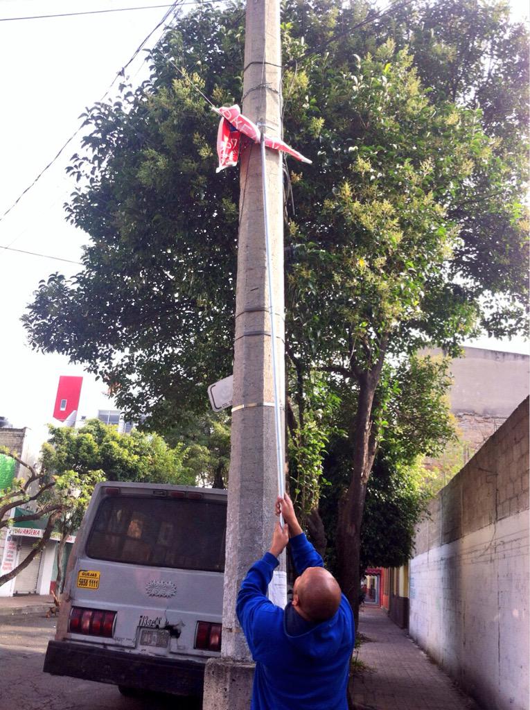 SUrbanosMH's tweet photo. Barrido manual y retiro de gallardetes en el Parque Diana y calles aledañas, colonia Tacuba, @delegacionMH: http://t.co/FdiTcLx915
