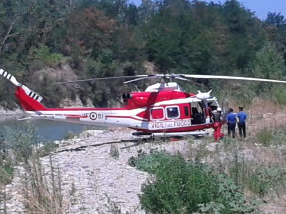 Soccorsi del 118 in azione con l'elicottero sul Fiume Secchia (Sassuolo)