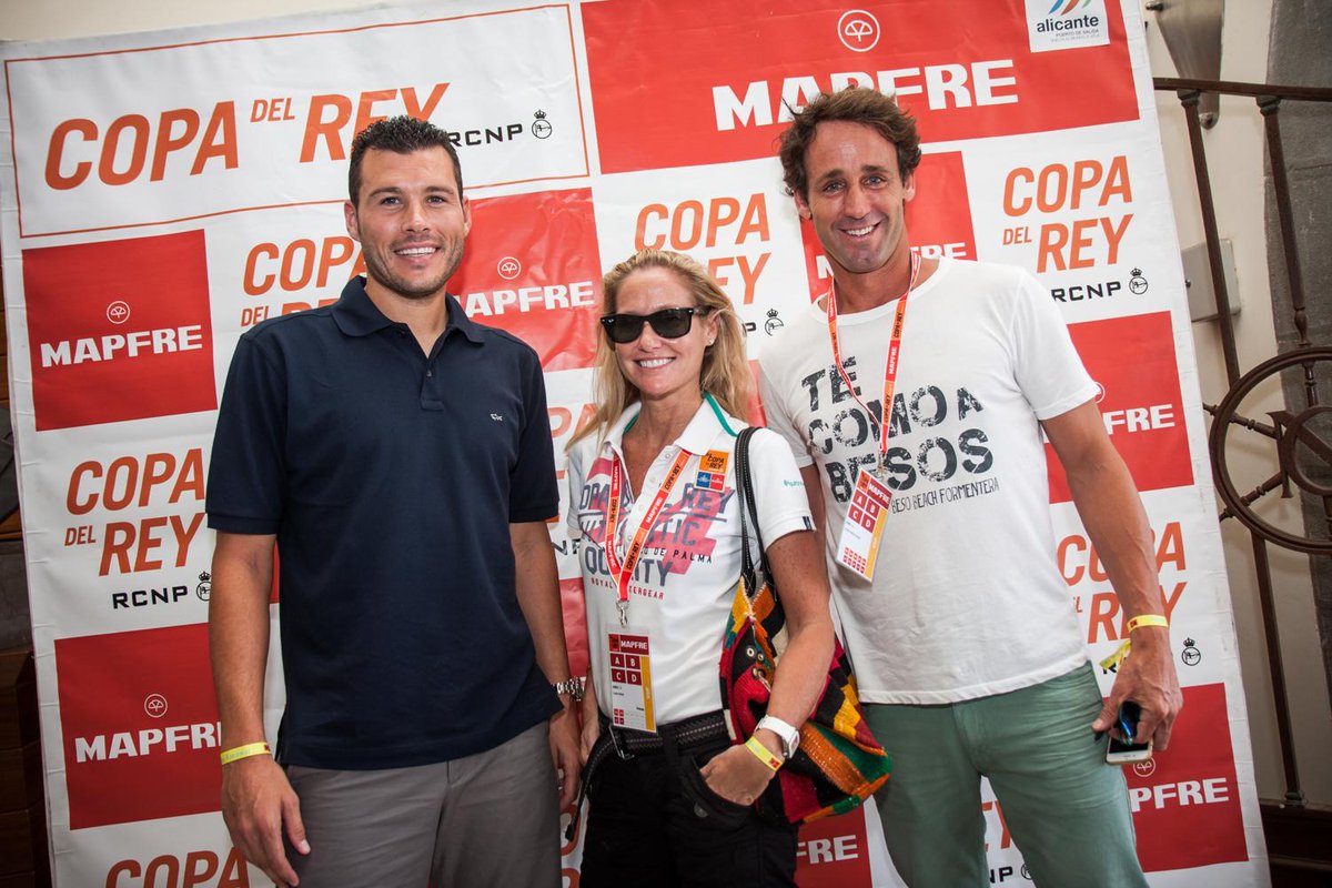 CopaReyMAPFRE's tweet photo. Muchas caras conocidas en #copareyvela dl @RCNPalma: @FIONAFERRER @escassiOficial @dnavarro_4. @singularkitchen http://t.co/bk9LK1M2Mg
