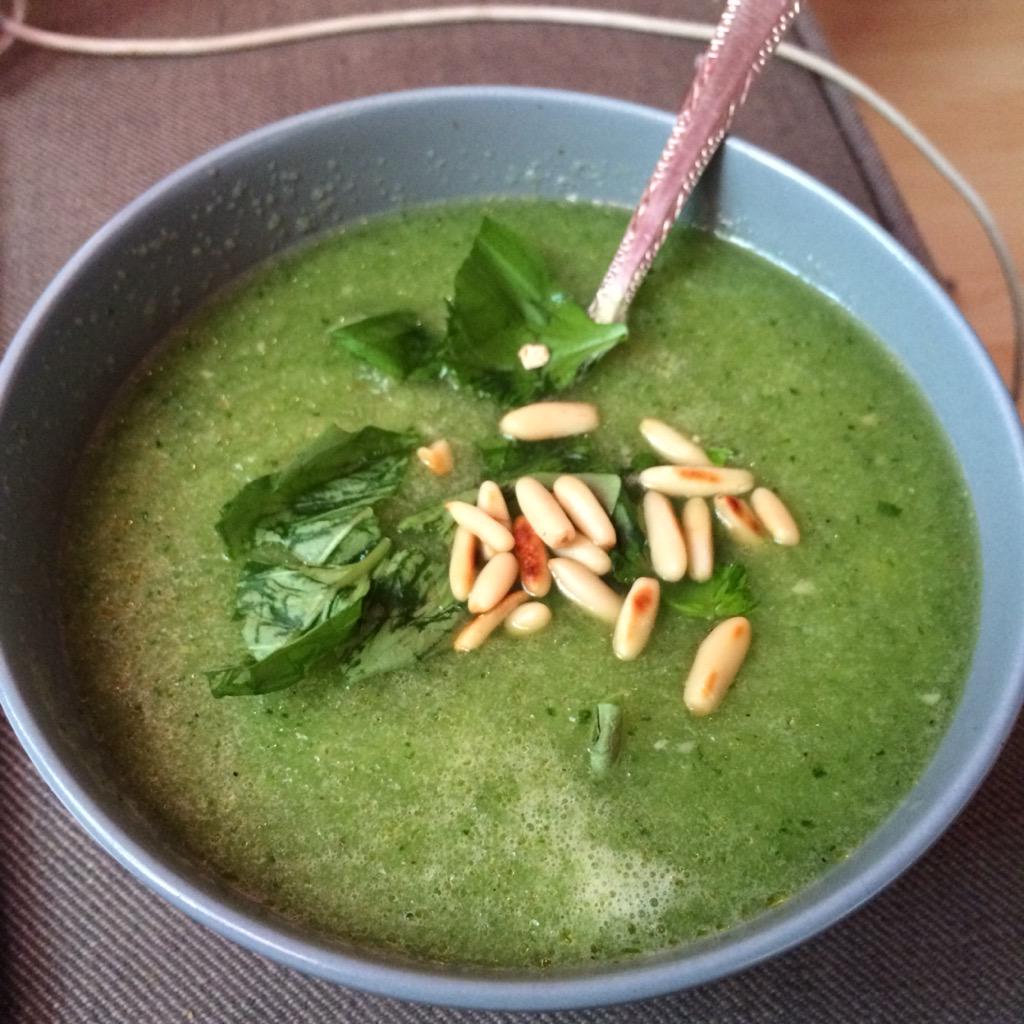 youdidscream's tweet photo. Vegane und kalte Gurkensuppe 😍 #iamsofancy http://t.co/BxrkWQoDMl