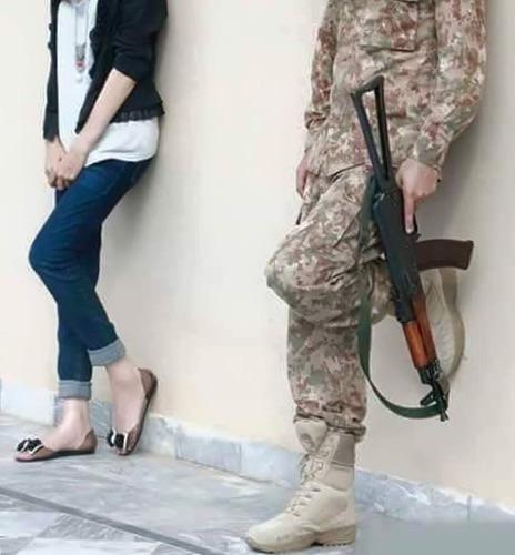 JweriaAwann's tweet image. He prOtcts me jUst like a #Commandr ❤️