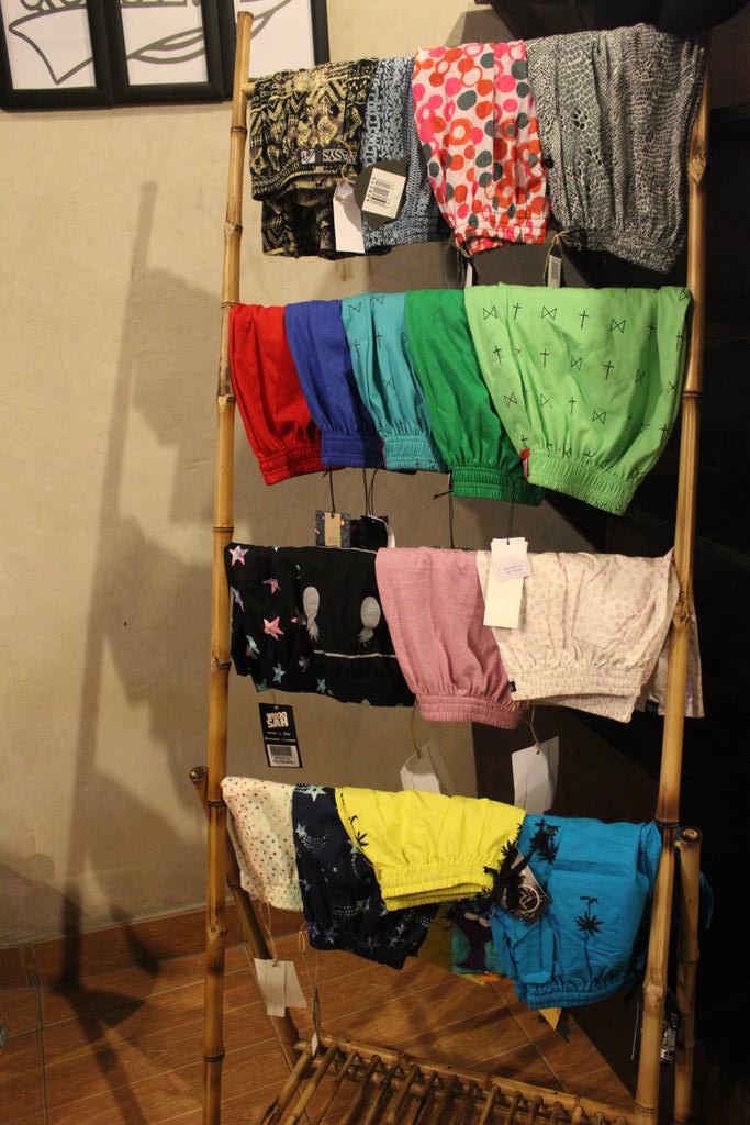 Ayo buruan ke reuze store banyak brand" keren dan tentunya produk reuze ayo jangan sampai kehabisan :)