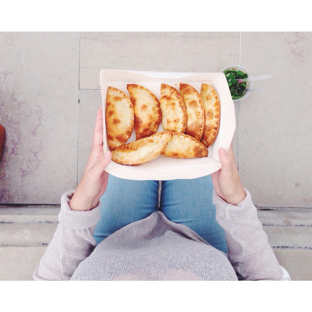 maiwennmeynard's tweet photo. Empanadas façon street food ce midi avec @croAAm 👌🏻💕 #palaisroyal #foodora #livraison #instadej #frommaiwennwithlove http://t.co/JQdajoaivw