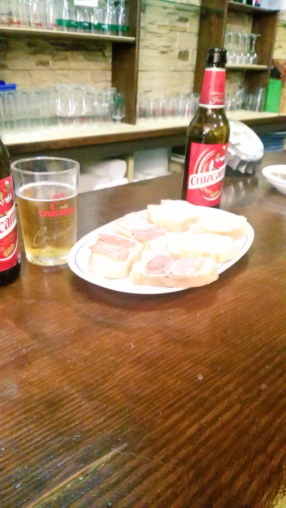 Mary__ml's tweet photo. @Cruzcampo refrescandonos con la rica cruzcampo #barSalas http://t.co/uSB4tk8Bw6