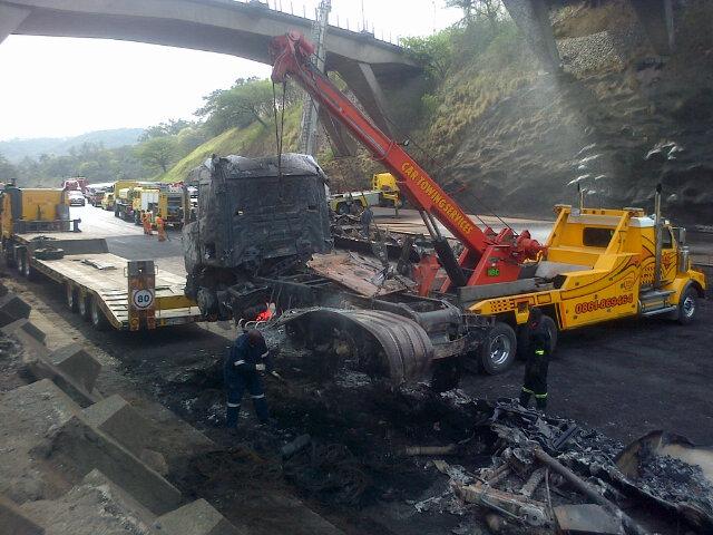 HooliganMorne's tweet photo. 1 tuck been cleared n2 services busy with other truck http://t.co/k6JVMCiEA5