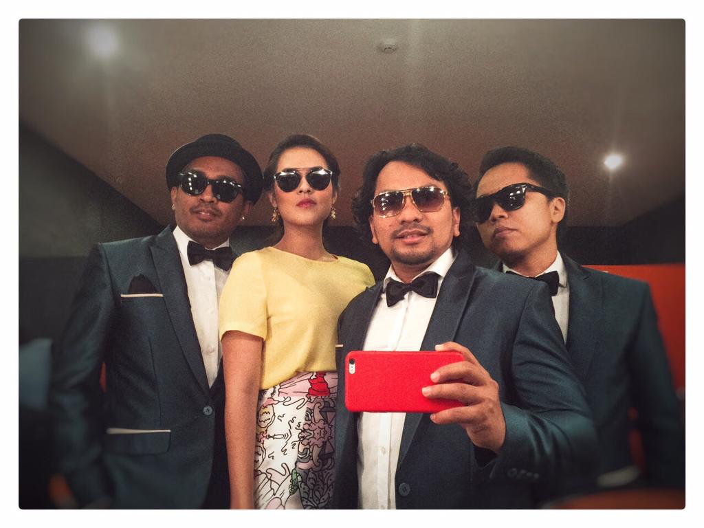 raisa6690's tweet photo. me with trio lestari. jgn lupa nonton di trans tv malem ini jam 10 ya! seru banget! http://t.co/kUg7mNv59m