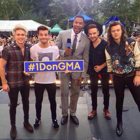 hiswindingwheeI's tweet photo. LOUIS RUINED THE DAMN PIC http://t.co/4K1fjKY6Eg