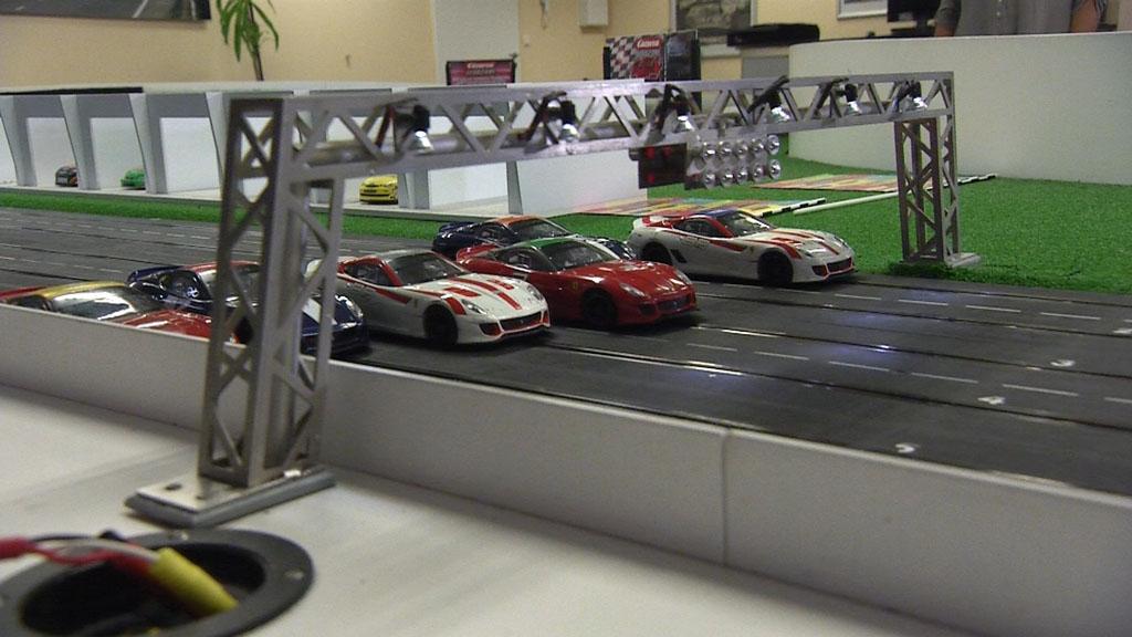 mw_franken's tweet photo. Kleine Autos, große Jungs: Zwei Brüder aus #Roßtal im #Carrera-Fieber. http://t.co/hCRv6MaGOj http://t.co/wdYOUil3kz