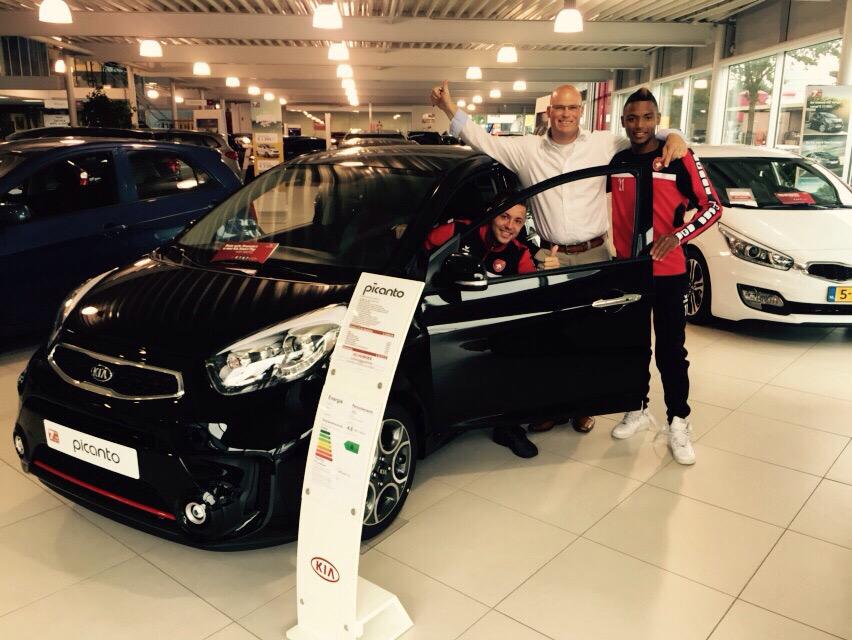 Duo Fortes-Hengelman is er maar druk mee: hier leveren ze een sponsorpakket af bij onze auto supplier <a href="/AutoHuiskes/">Autobedrijf Huiskes</a>!