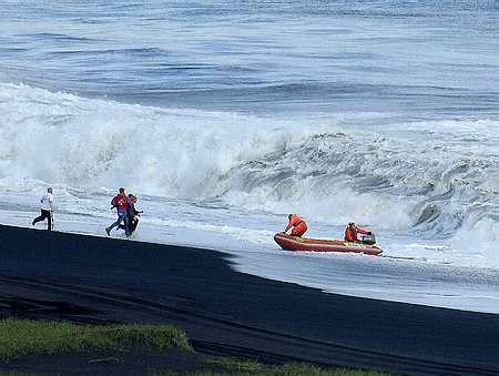 TouristIceland's tweet photo. A women got swept out to sea while walking by the sea side, down south, in '07. Sadly she didn't survive. http://t.co/DvuVjHu38p