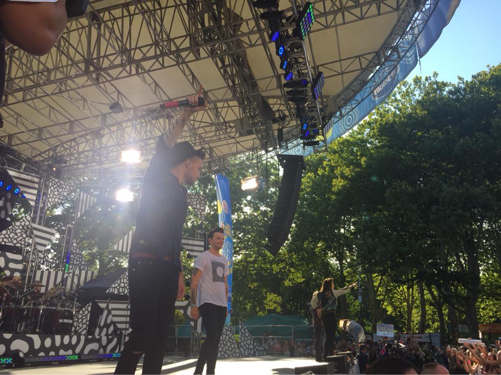 onedirection's tweet photo. Singing #StoryofMyLife on @GMA #1DonGMA http://t.co/bCLun2dtve