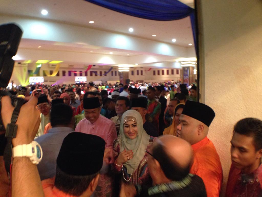 imigresenmy's tweet photo. Timbalan Perdana Menteri YAB DS @Zahid_Hamidi menyambut tetamu #meriahnyarayakdn @DrAliHamsa http://t.co/cgmxG14vi6