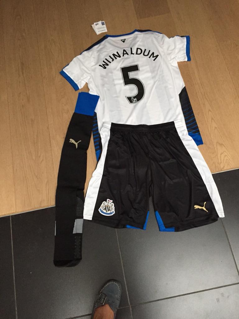 DJHyperverb's tweet photo. Shirt is binnen @GWijnaldum! #Held #Captain http://t.co/OTnHvXc41p