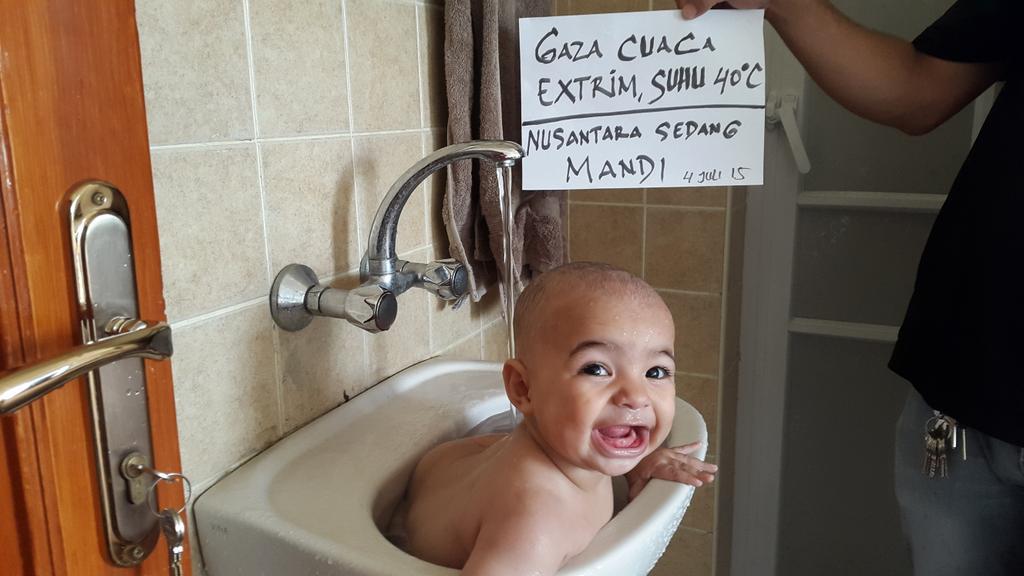 Abdillahonim's tweet photo. Gaza cuaca Extrim.panas nya poolll.Anak2 kudu diceburin ke air.Itu bocah Gaza bernama Nusantara usia 10 bulan. http://t.co/rKLpInU06J