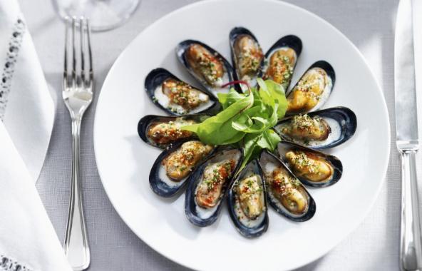 Koken met mosselen! Maak bijvoorbeeld eens gegratineerde mosselen met salade! mosselen.nl/nl/recepten/re…
