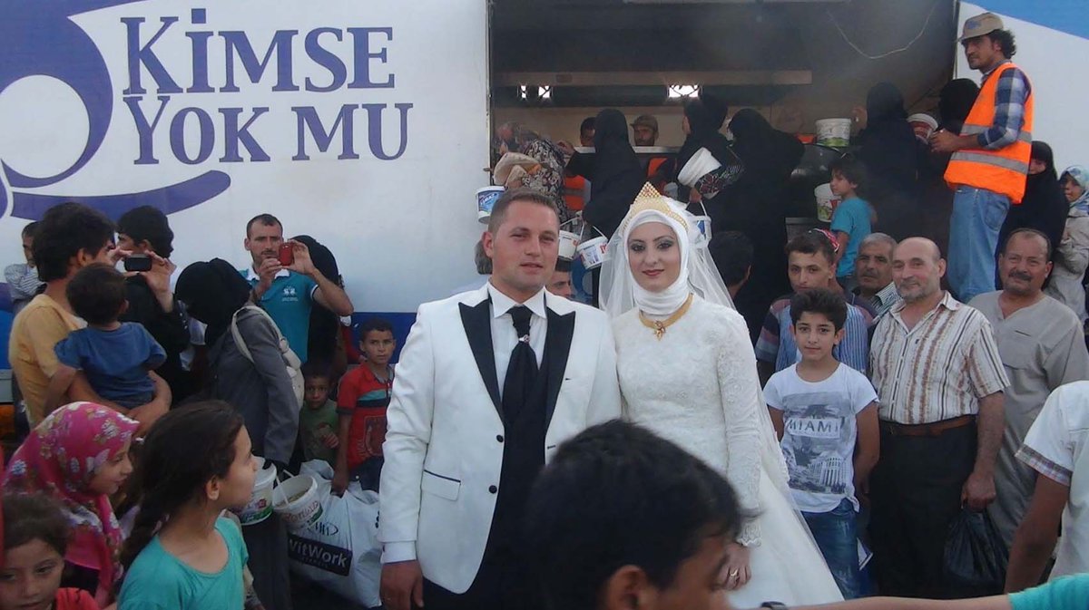 kym_en's tweet photo. A Turkish couple spent their wedding day feeding 4,000 Syrian refugees

http://t.co/hyJjBvQjpp

@Independent @kym_en http://t.co/JuM9RQy1hz