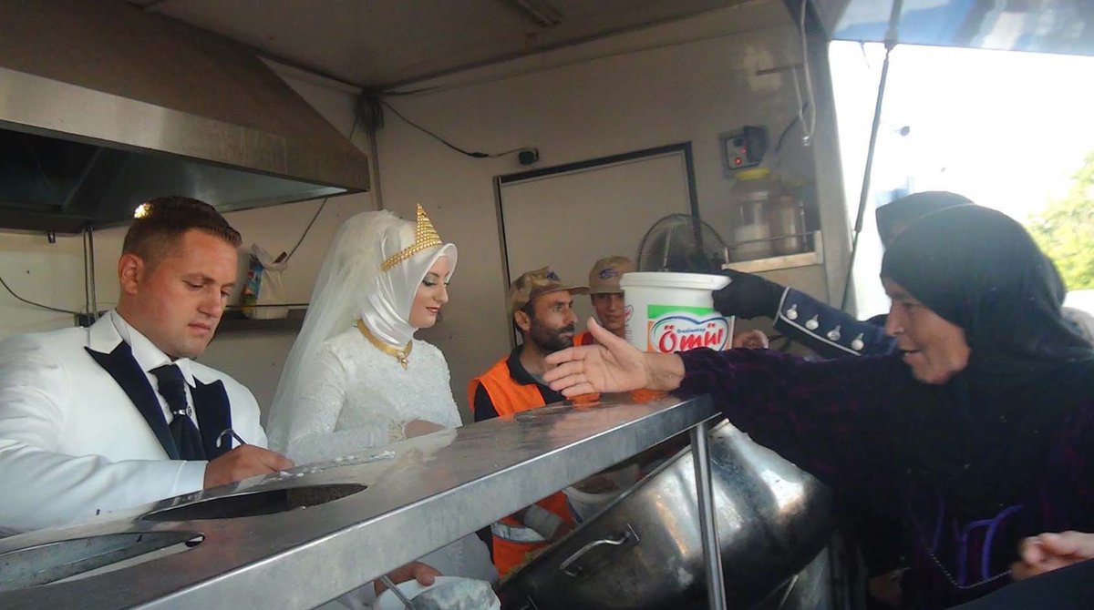 kym_en's tweet photo. A Turkish couple spent their wedding day feeding 4,000 Syrian refugees

http://t.co/hyJjBvQjpp

@Independent @kym_en http://t.co/JuM9RQy1hz