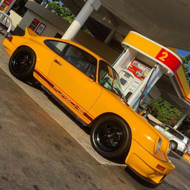 Vintage_Porsche's tweet image. Credit @p911r via Instagram #ClassicPorscheForSale Filllin' up 😎 #8T1SC #911SC #classicporsche #p911r