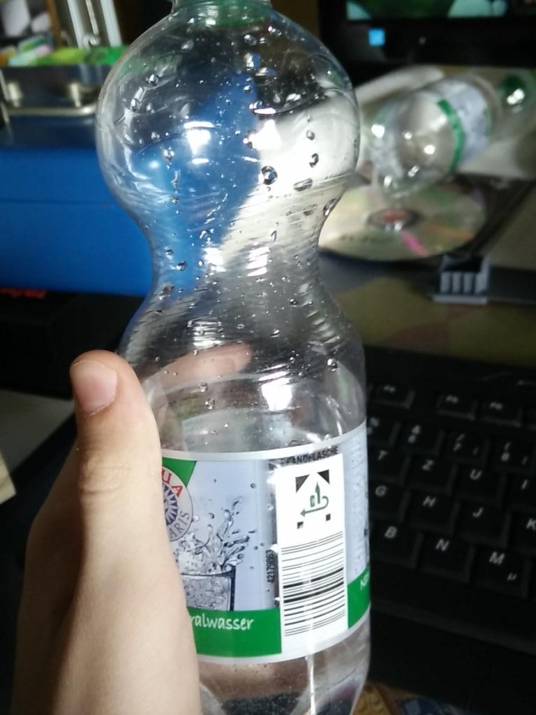 metigon11's tweet photo. @Sp4zie watching sp4zie with...  Just a normal battle of water http://t.co/pix6iXExov