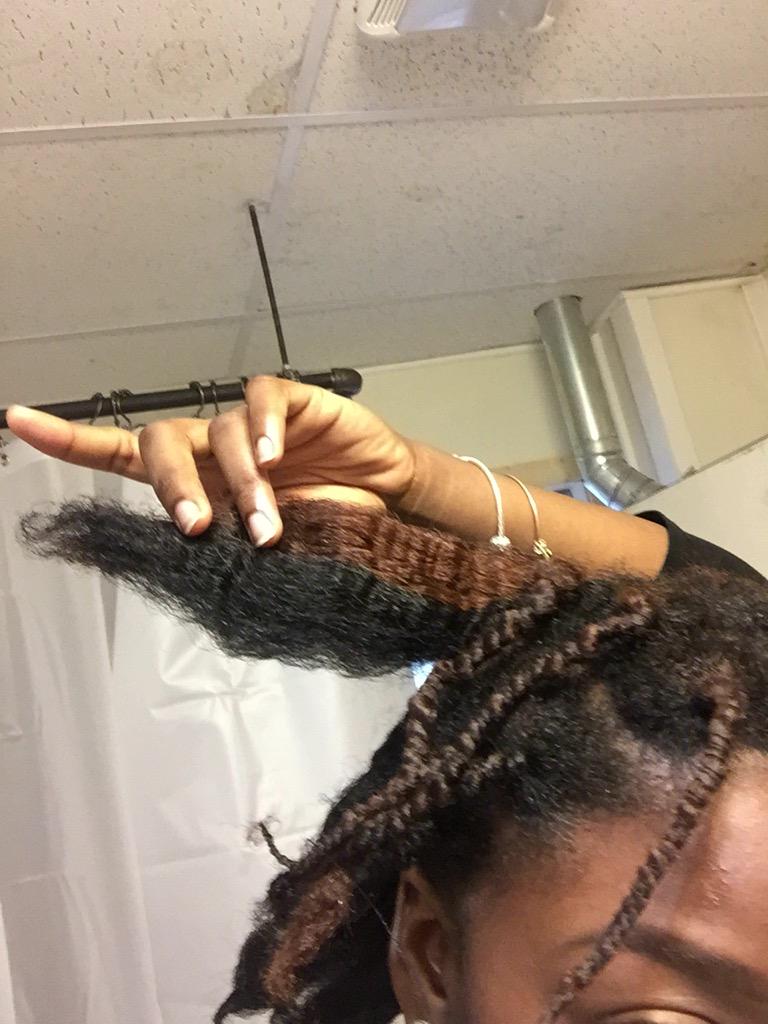 tiffanyanders_'s tweet image. #africanthreading #naturalhair #blackgirls completely stretched out with no heat 😁