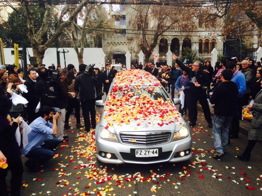 ismaelero's tweet photo. Llegó #MargotLoyola a la Scd donde la homenajean con cuecas. Luego al CentroCultural P. La Moneda @adnradiochile http://t.co/AJehCf7FG2
